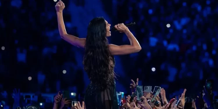 Dua Lipa sorprende al cantar ‘Bésame Mucho’ en su debut en México | VIDEO