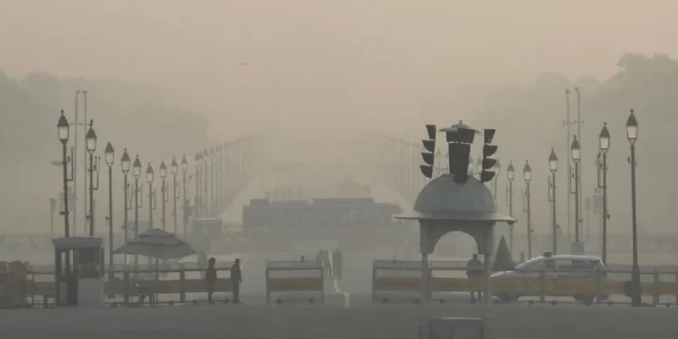 India activa alerta sanitaria por nube tóxica en Nueva Delhi