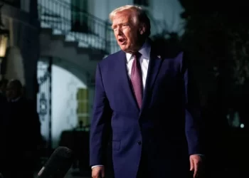 Trump habría volado al menos ocho veces en el avión de Epstein, según archivos