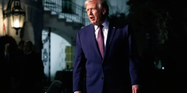 Trump habría volado al menos ocho veces en el avión de Epstein, según archivos