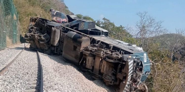 Semar reporta 13 fallecidos y 98 heridos tras descarrilamiento del Tren Interoceánico en Oaxaca