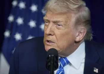Trump asegura operativo contra cárteles en Venezuela y menciona una explosión en zona portuaria