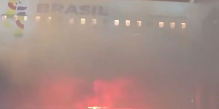 VIDEO: Fuego en aeronave de Latam obliga a desalojar a 169 viajeros en aeropuerto brasileño