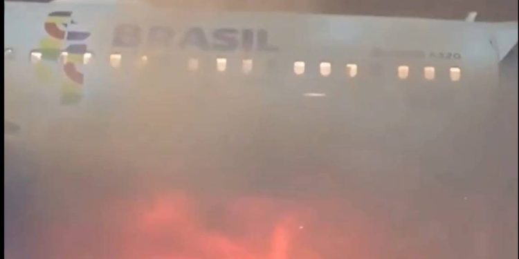 Evacuación de emergencia tras incendio en avión en Brasil