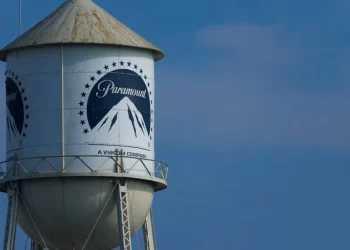 Paramount lanza oferta hostil de 108 mil 400 mdd por Warner Bros Discovery