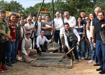 Ana Paty Peralta coloca primera piedra del Hospital Animal