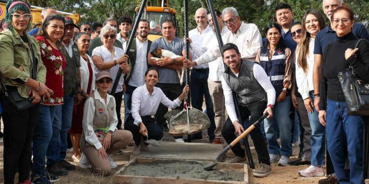 Ana Paty Peralta coloca primera piedra del Hospital Animal