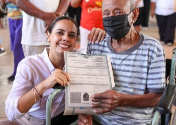Ana Paty Peralta entrega actas de nacimiento extemporáneas