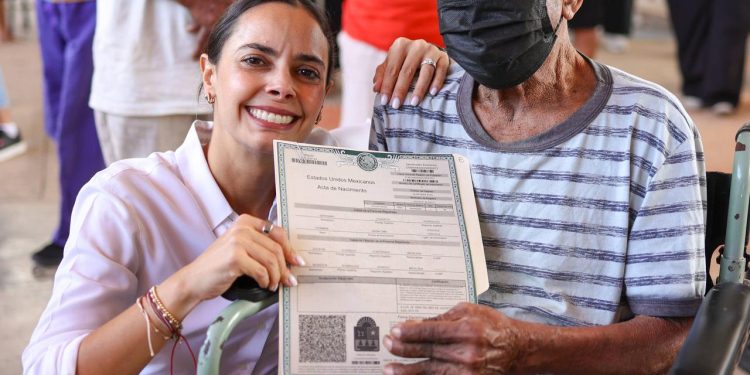 Ana Paty Peralta entrega actas de nacimiento extemporáneas