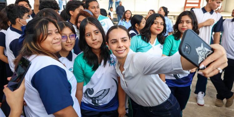 Ana Paty Peralta refuerza apoyo permanente a la educación en Cancún