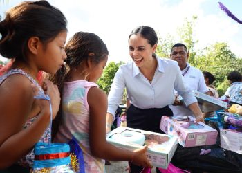 Ana Paty Peralta lleva alegría del Día de Reyes a Cancún