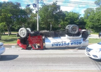 Volcadura de pipa provoca caos vial en carretera federal 307
