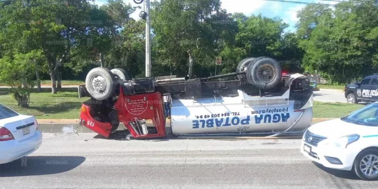 Volcadura de pipa provoca caos vial en carretera federal 307