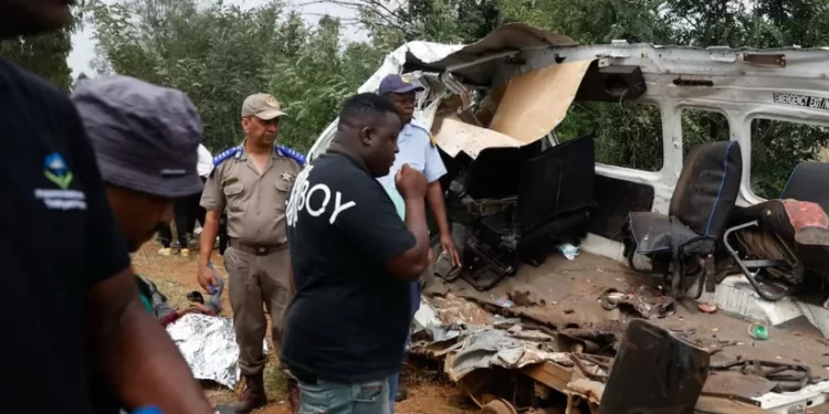 Mueren 13 estudiantes en accidente de autobús escolar en Sudáfrica