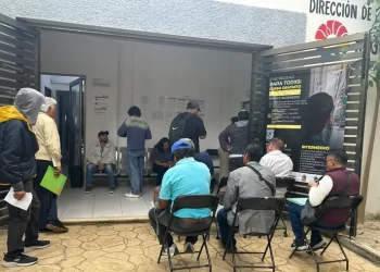 Ciudadanos acampan para tramitar CURP Biométrica en Cancún