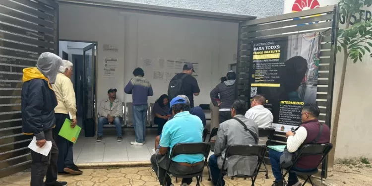 Ciudadanos acampan para tramitar CURP Biométrica en Cancún
