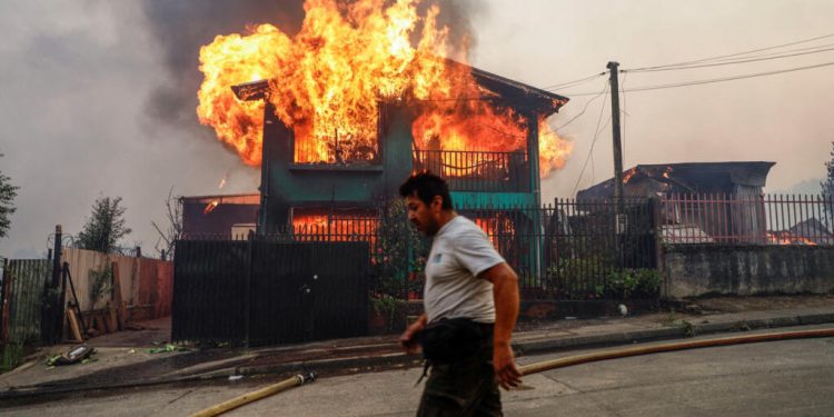 Incendios forestales en Chile provocan 18 muertes y evacuaciones masivas