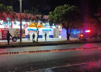 Ejecutan a mujer joven a balazos frente a farmacia en Cancún