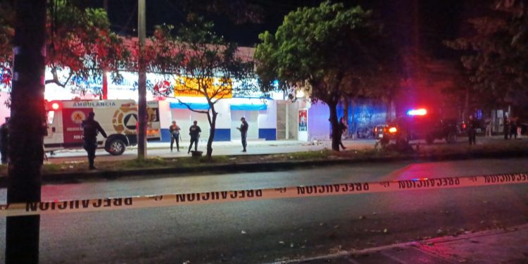 Ejecutan a mujer joven a balazos frente a farmacia en Cancún