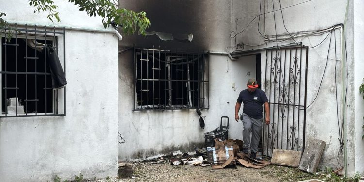 Incendio arrasa departamento en la Supermanzana 93 de Cancún