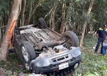 Madre e hija salen ilesas tras volcadura en el tramo Tulum-Cobá