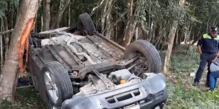 Madre e hija salen ilesas tras volcadura en el tramo Tulum-Cobá