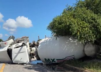 Volcadura de revolvedora provoca fuerte movilización en la carretera Tulum – Playa del Carmen