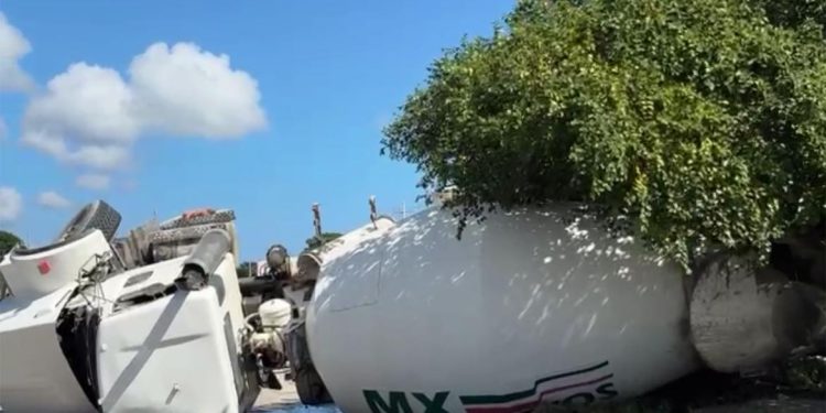 Volcadura de revolvedora provoca fuerte movilización en la carretera Tulum – Playa del Carmen