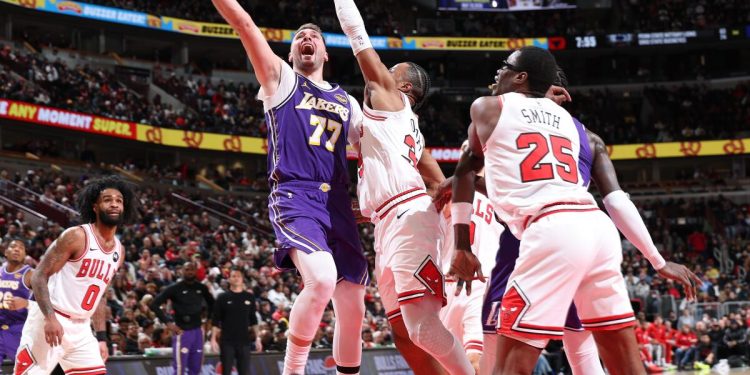 Luka Doncic anota 46 puntos con los Lakers ante Bulls