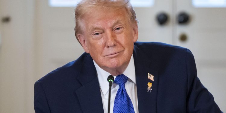 Trump advierte arancel del 25 % a países que comercien con Irán