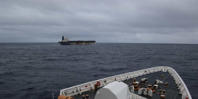 Marina de EU intercepta quinto petrolero sancionado en el Caribe