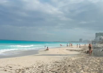 Clima en Cancún hoy viernes 16 de enero: cielo medio nublado y sin lluvias