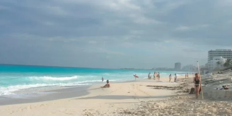 Clima en Cancún hoy viernes 16 de enero: cielo medio nublado y sin lluvias
