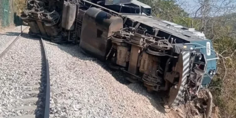 Detienen a maquinista del Tren Interoceánico por descarrilamiento en Oaxaca; investigan exceso de velocidad