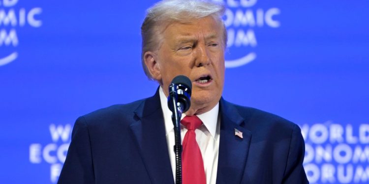 Trump niega uso de la fuerza y reclama rol clave de EE.UU. en Groenlandia