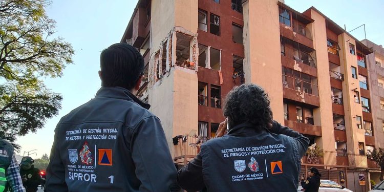 Fuga de gas provoca explosión en inmueble de Paseos de Taxqueña, CDMX