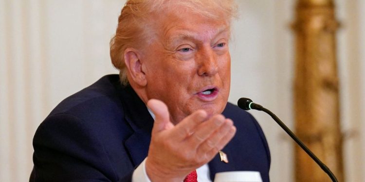 Trump advierte aranceles a países que no apoyen su plan sobre Groenlandia