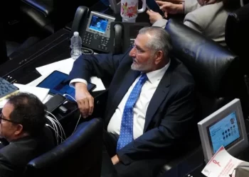 Senadores contratan a sus suplentes con contratos millonarios