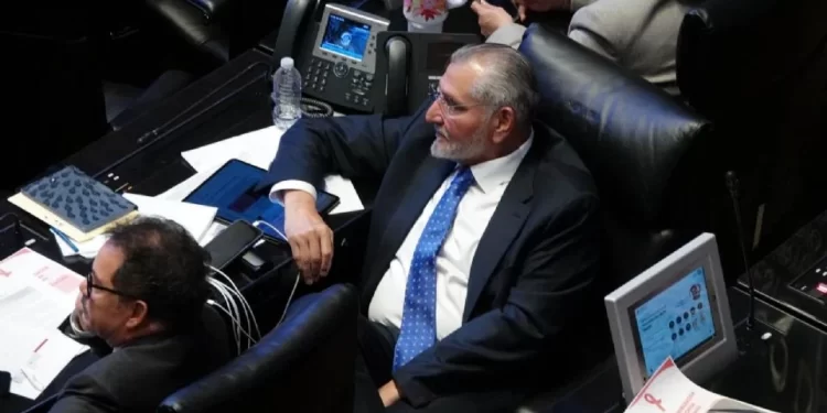 Senadores contratan a sus suplentes con contratos millonarios