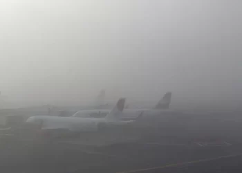 AICM retoma vuelos tras suspensión por bancos de niebla