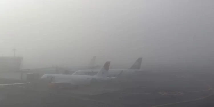 AICM retoma vuelos tras suspensión por bancos de niebla