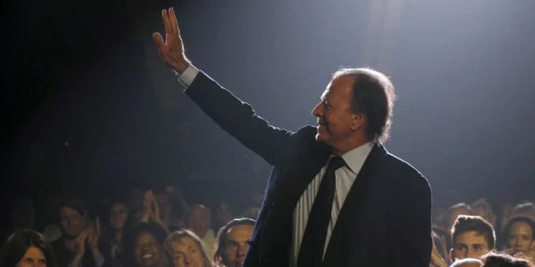 Fiscalía española investiga a Julio Iglesias por denuncias sexuales