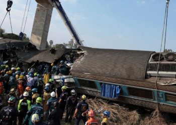 Cae grúa sobre tren en Tailandia; reportan decenas de muertos
