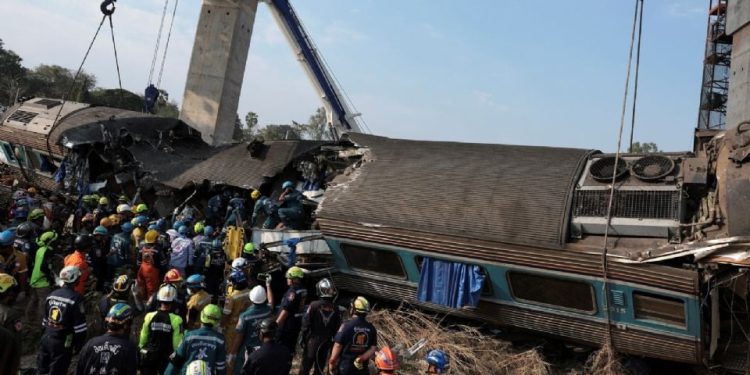 Cae grúa sobre tren en Tailandia; reportan decenas de muertos