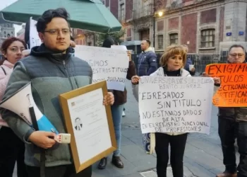 Egresados de Universidades para el Bienestar protestan en Palacio Nacional por falta de títulos