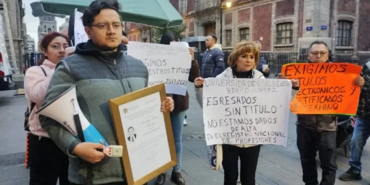 Egresados de Universidades para el Bienestar protestan en Palacio Nacional por falta de títulos