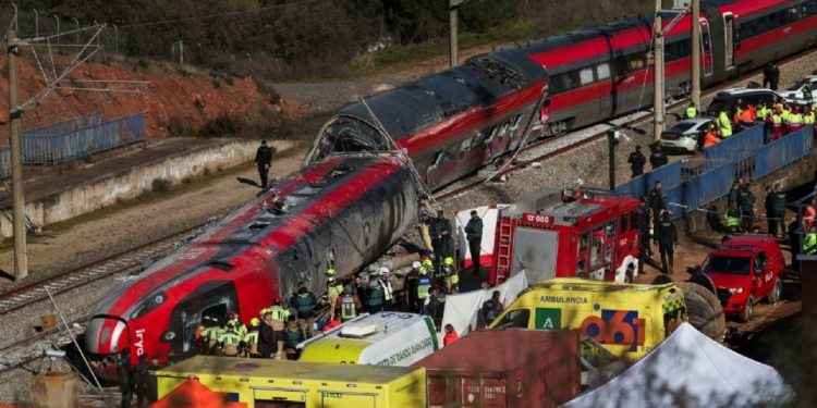 Accidente en España: sube a 39 el número de muertos tras descarrilamiento de trenes