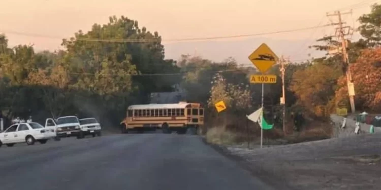 Caos en Michoacán: bloqueos carreteros tras captura de “El Botox”