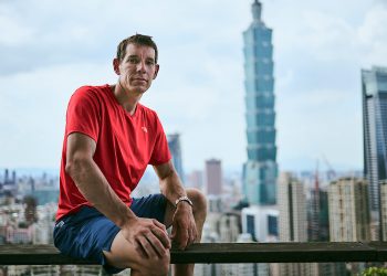 Estadounidense Alex Honnold sube el Taipéi 101 de Taiwán sin protección