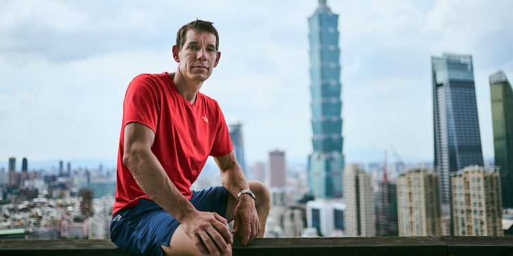 Estadounidense Alex Honnold sube el Taipéi 101 de Taiwán sin protección